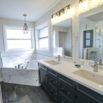 Des miroirs pour agrandir visuellement la salle de bain Un miroir face à une surface claire